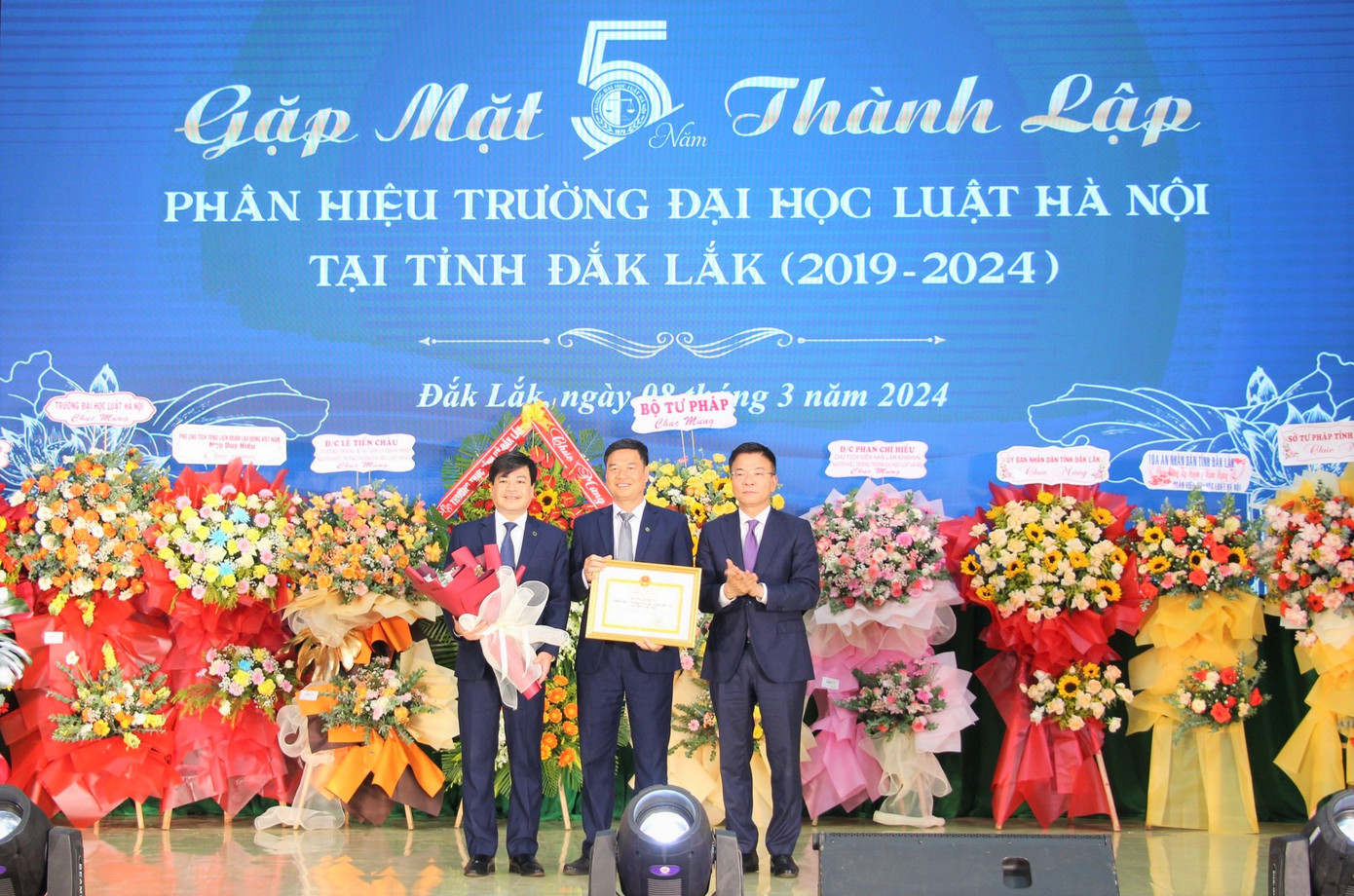 Bộ trưởng Bộ Tư pháp Lê Thành Long (phải), trao Bằng khen cho tập thể Phân hiệu