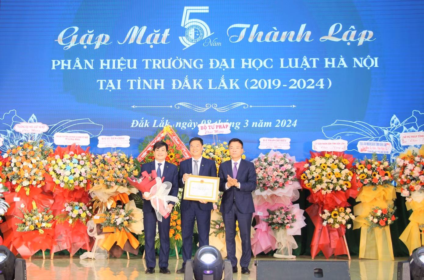 Bộ trưởng Bộ Tư pháp Lê Thành Long (phải), trao Bằng khen cho tập thể Phân hiệu Bộ trưởng Bộ Tư pháp Lê Thành Long (phải), trao Bằng khen cho tập thể Phân hiệu
