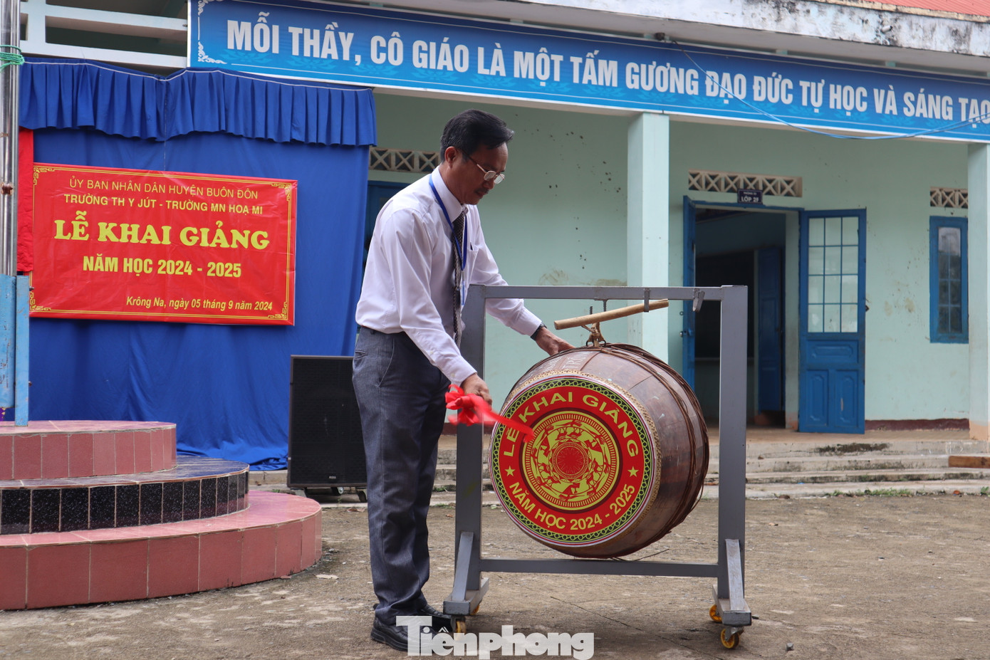 Hiệu trưởng Trường Tiểu học Y Jút - ông Hồ Sĩ Lâm đánh trống khai giảng năm học mới