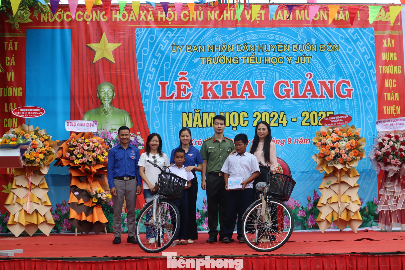 Các em học sinh được nhận quà nhân dịp năm học mới