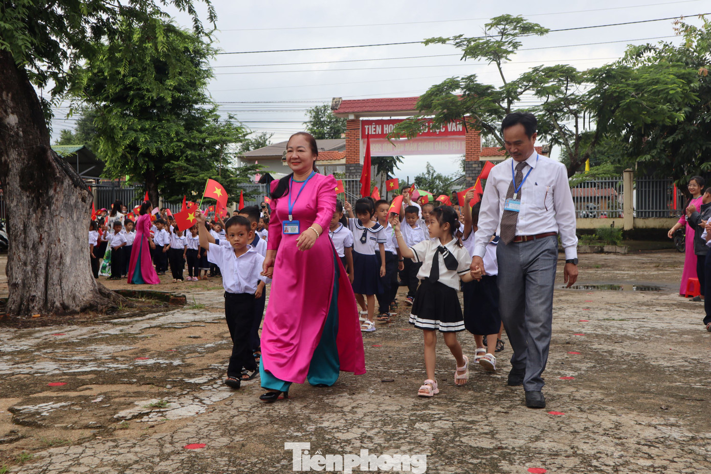 Thầy cô dẫn các em lớp 1 vào dự lễ khai giảng