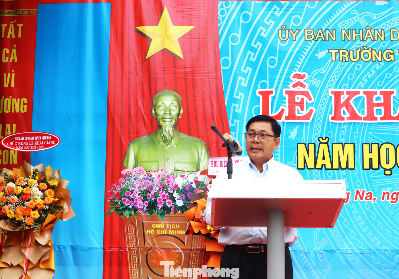 Ông Y Si Thắt Ksơr đọc thư của Tổng Bí thư, Chủ tịch nước gửi ngành Giáo dục nhân dịp khai giảng