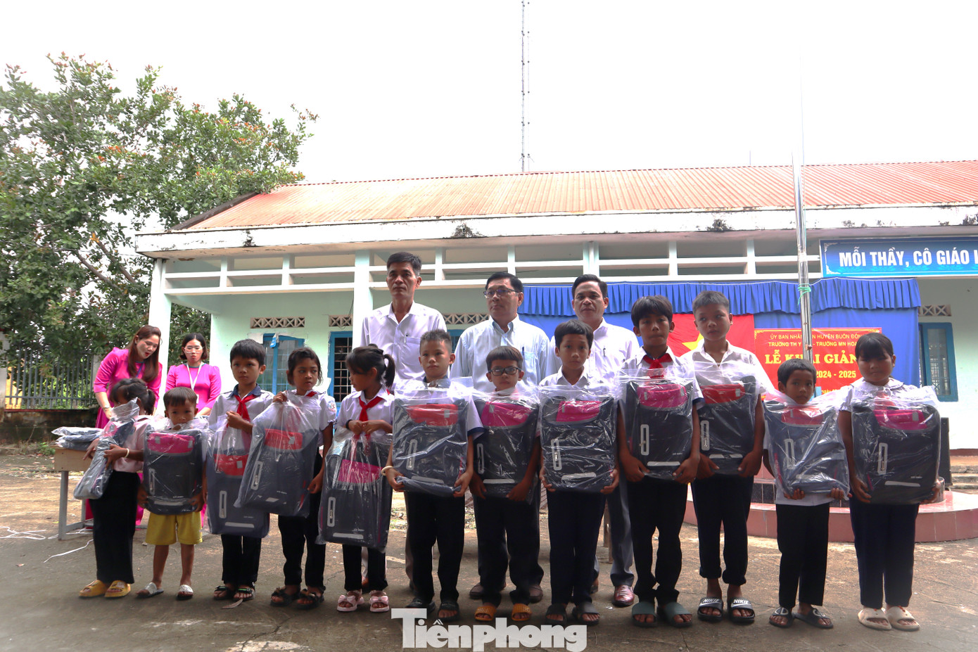 Lãnh đạo huyện Buôn Đôn tặng quà cho các em nhân dịp đầu năm học mới