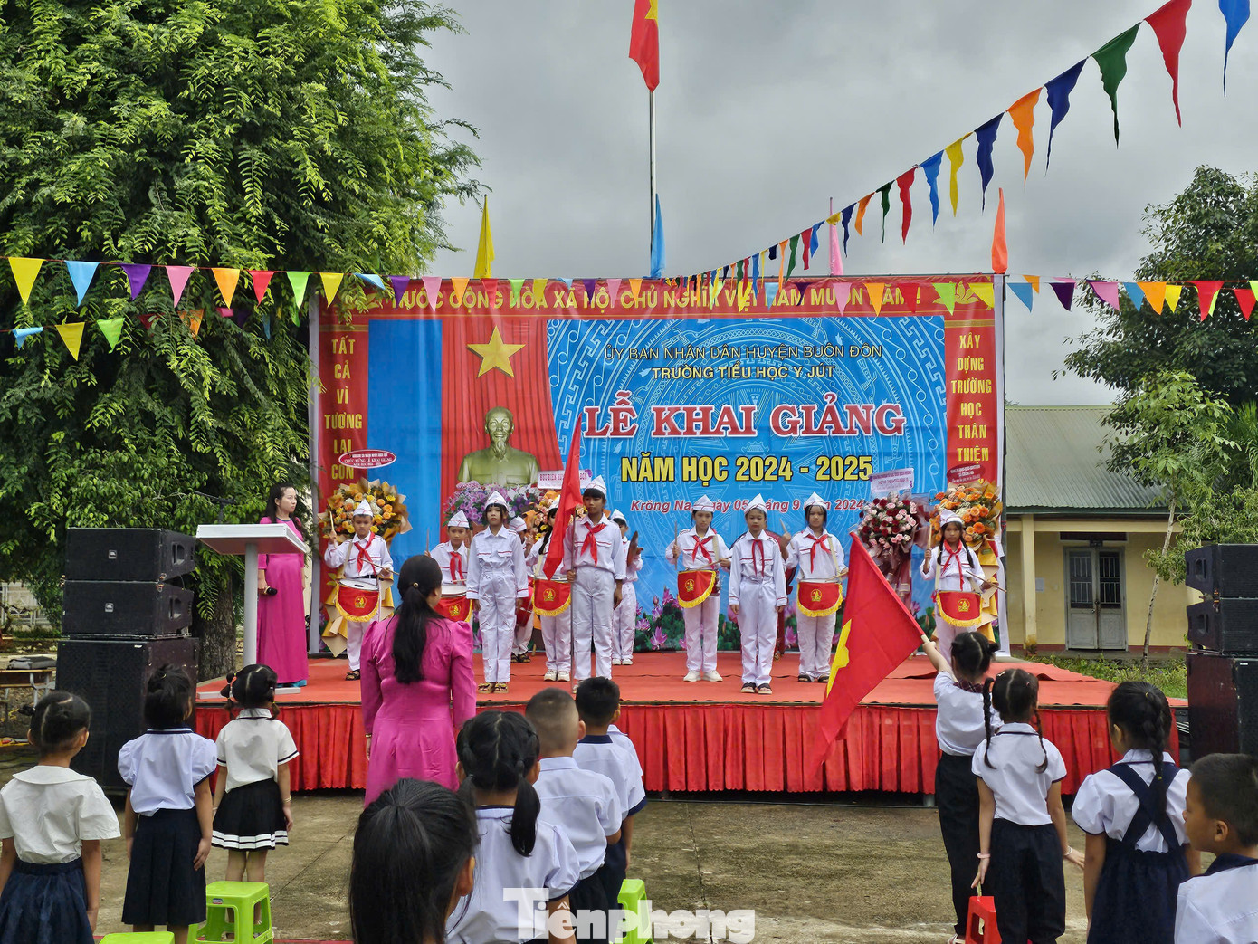 Nghi lễ chào cờ diễn ra trang nghiêm
