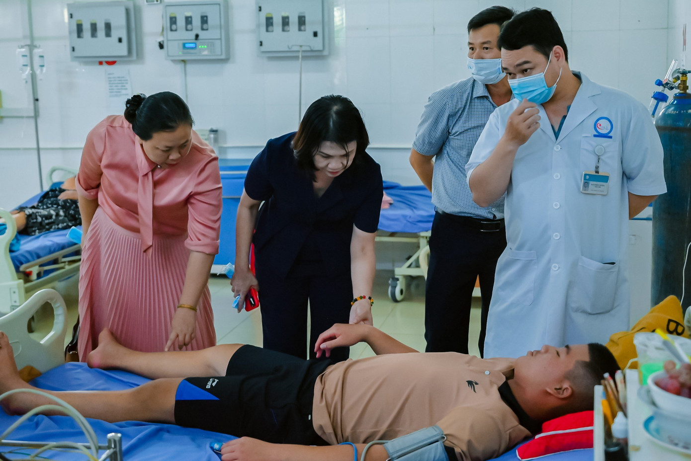 Phó Chủ tịch UBND tỉnh Đắk Nông Tôn Thị Ngọc Hạnh (giữa), thăm bệnh nhân mắc SXH