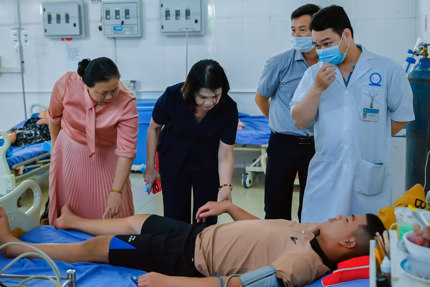 Phó Chủ tịch UBND tỉnh Đắk Nông Tôn Thị Ngọc Hạnh (giữa), thăm bệnh nhân mắc SXH Phó Chủ tịch UBND tỉnh Đắk Nông Tôn Thị Ngọc Hạnh (giữa), thăm bệnh nhân mắc SXH