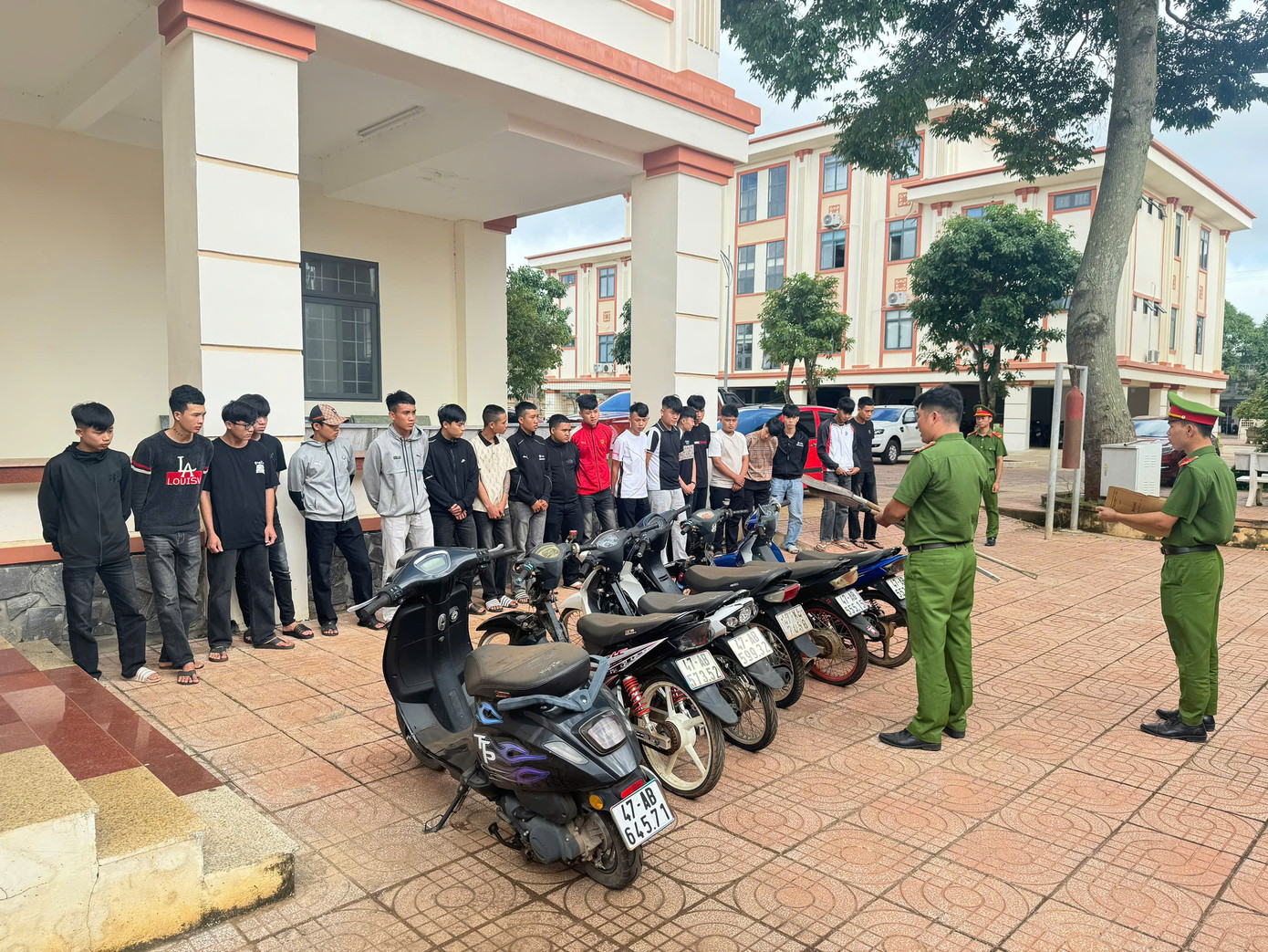 Nhóm thanh niên có hành vi mang hung khí, lạng lách, đánh võng, la hét trên Quốc lộ Nhóm thanh niên có hành vi mang hung khí, lạng lách, đánh võng, la hét trên Quốc lộ