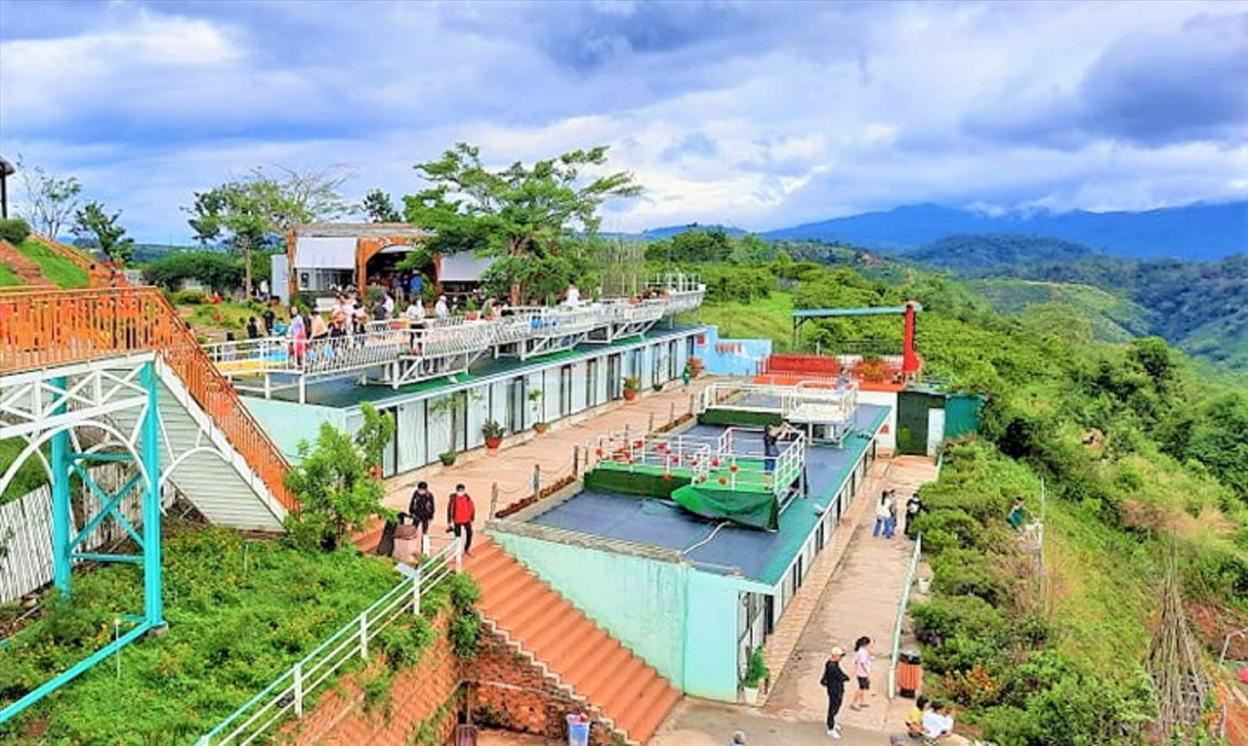 Nhiều công trình xây dựng quanh khu vực hồ Tà Đùng