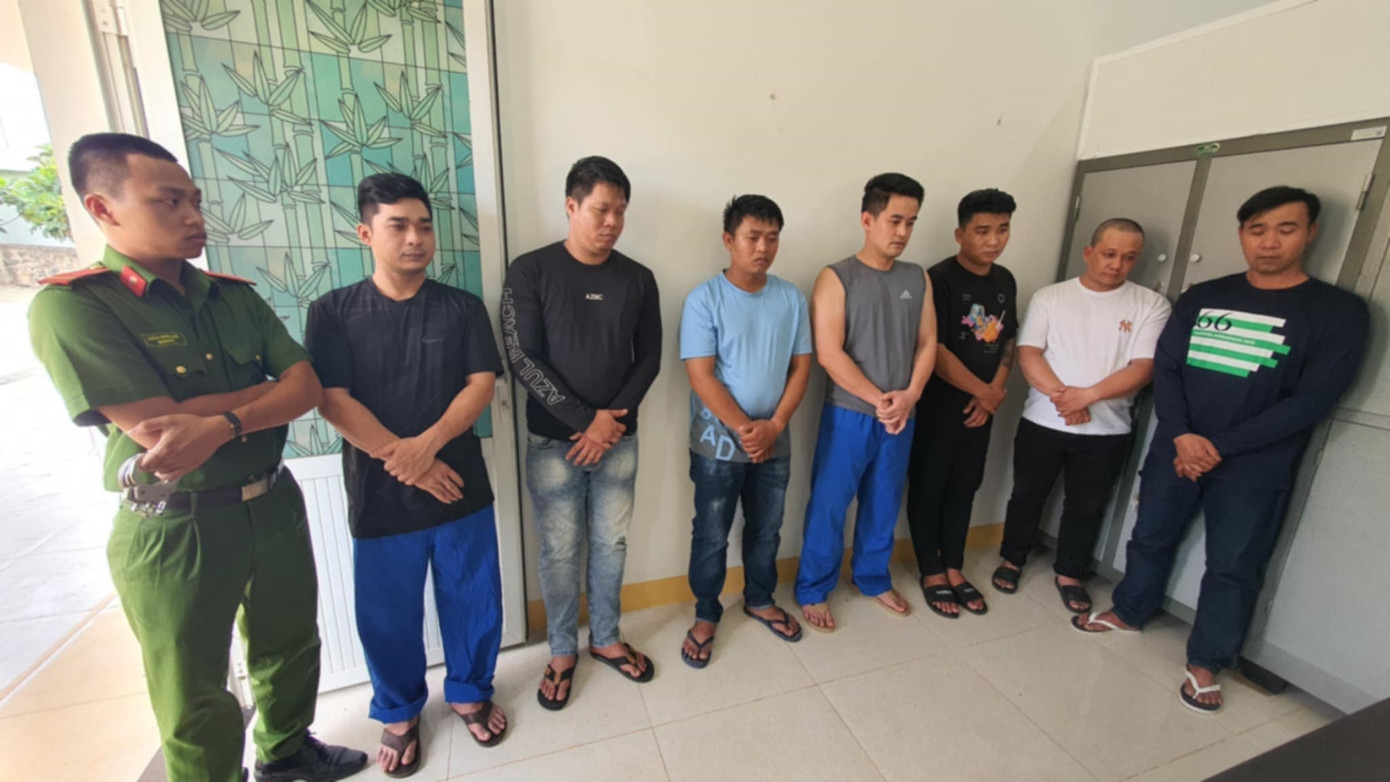 Đối tượng Tuấn Anh (thứ 4 từ phải sang) cùng 6 đối tượng gây ra vụ tạt sơn, đập phá quán phở Đối tượng Tuấn Anh (thứ 4 từ phải sang) cùng 6 đối tượng gây ra vụ tạt sơn, đập phá quán phở