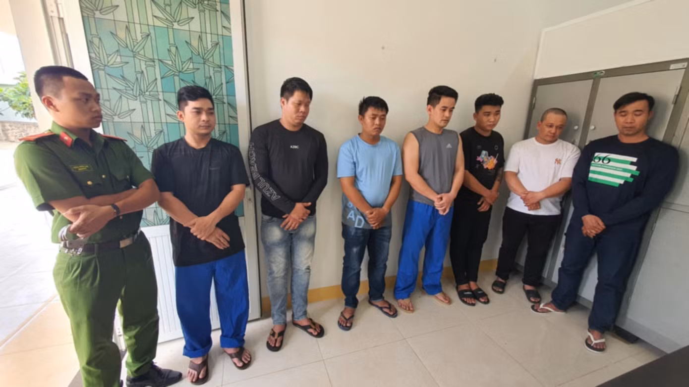 Đối tượng Tuấn Anh (thứ 4 từ phải sang) cùng 6 đối tượng gây ra vụ tạt sơn, đập phá quán phở