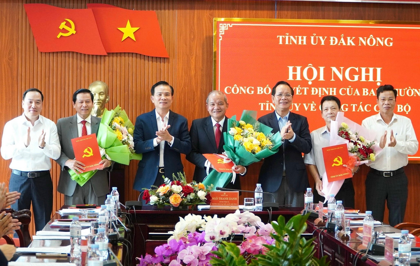 Ông Nguyễn Đức Nguyên (thứ 2, từ phải qua) nhận quyết định nghỉ hưu trước tuổi.