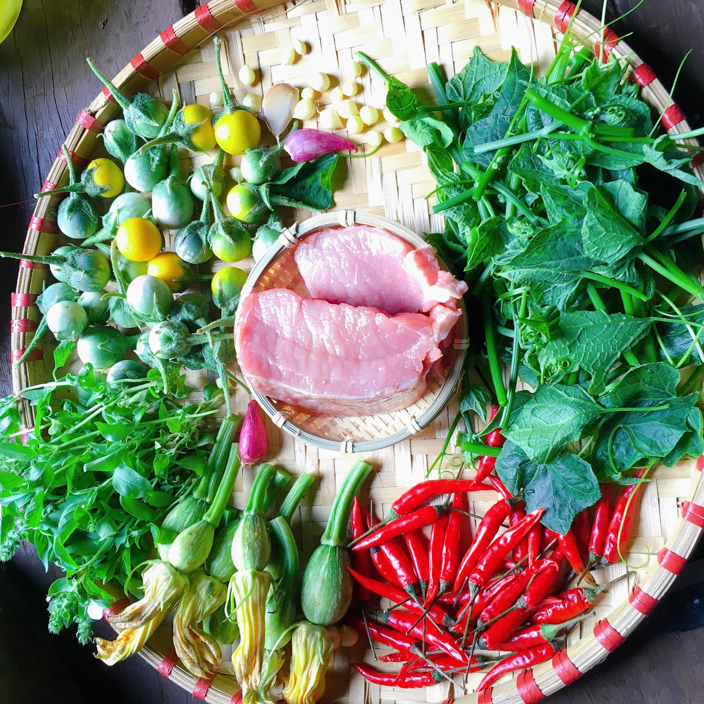 Nhiều nguyên liệu là rau củ quả có sẵn trong vườn