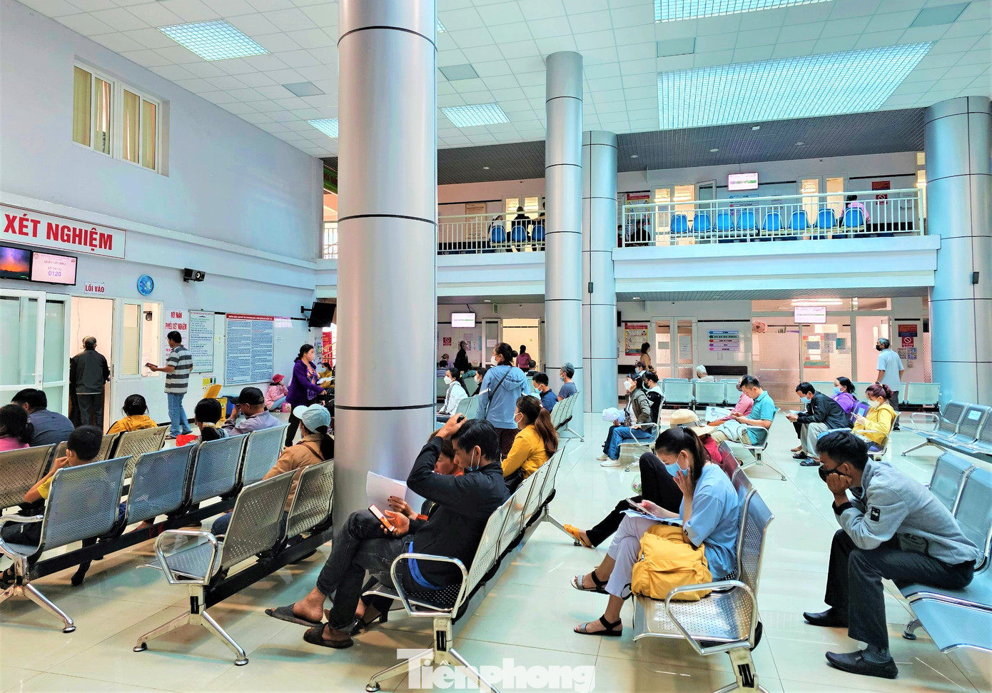 Người dân chờ đến lượt khám bệnh tại BVĐK Vùng Tây Nguyên Người dân chờ đến lượt khám bệnh tại BVĐK Vùng Tây Nguyên