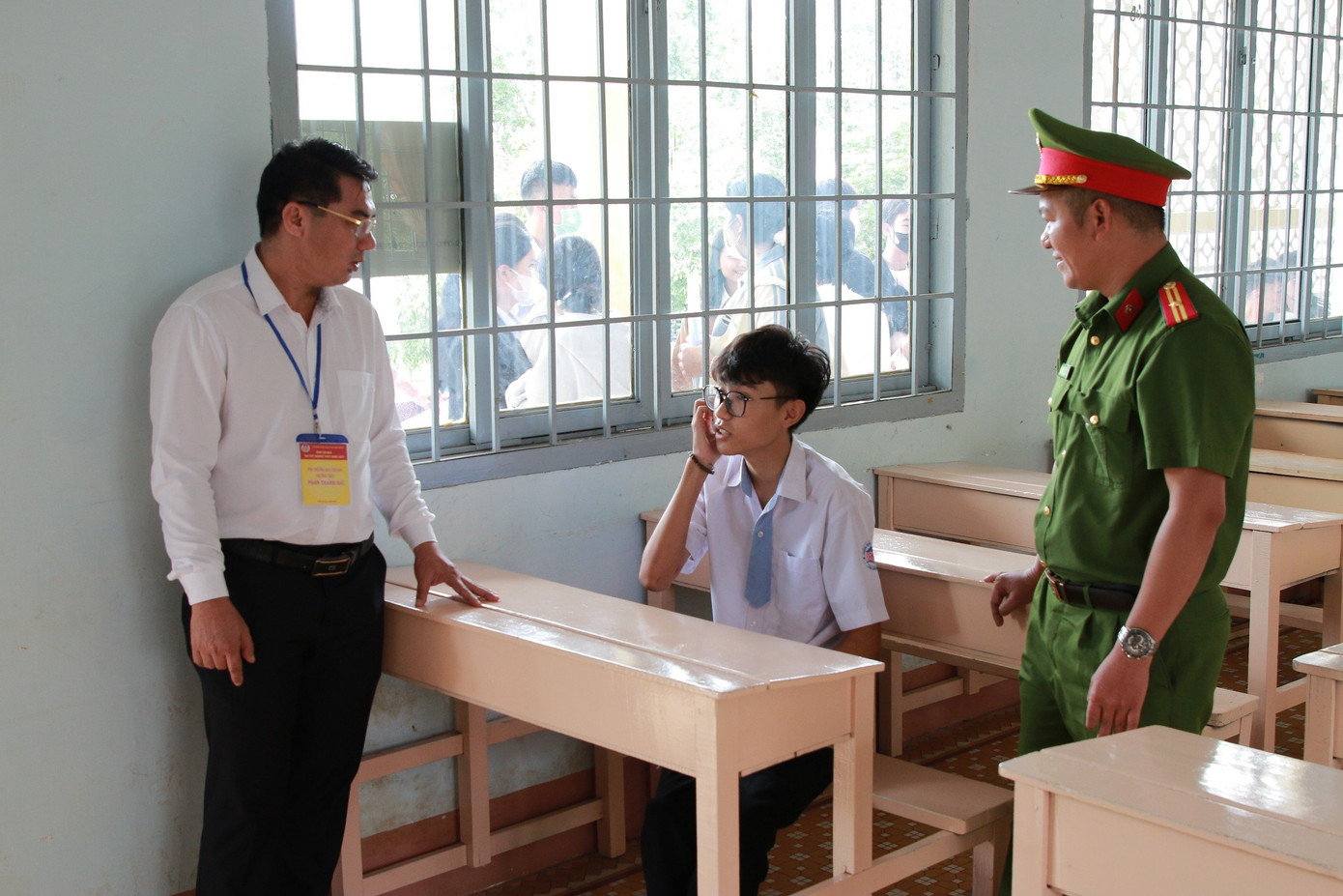 Thí sinh đặc biệt được động viên tinh thần trước khi bước vào kỳ thi