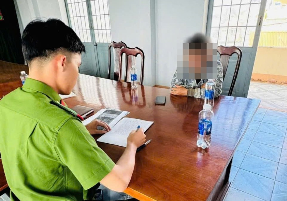 Công an làm việc với người phụ nữ đăng tin sai sự thật lên mạng xã hội.