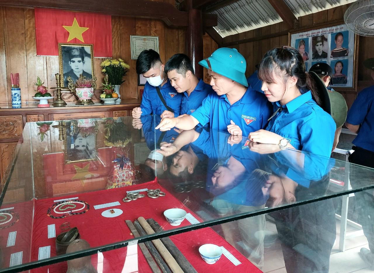 Đoàn thanh niên tham quan nhà tưởng niệm liệt sĩ Y Ơn Niê