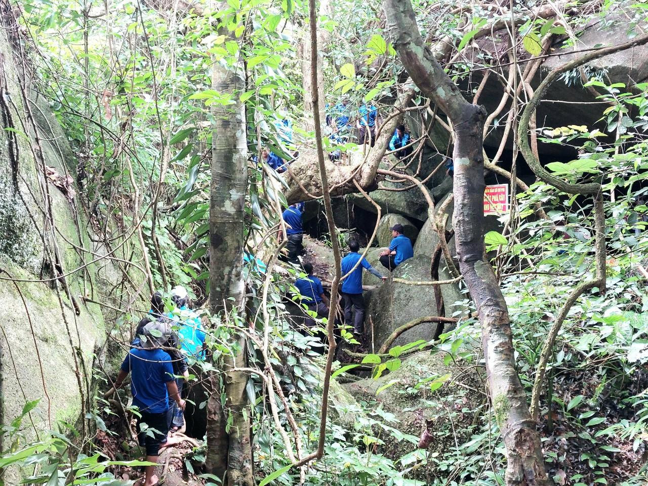 Đoàn thanh niên trải nghiệm hang đá Đắk Tuar