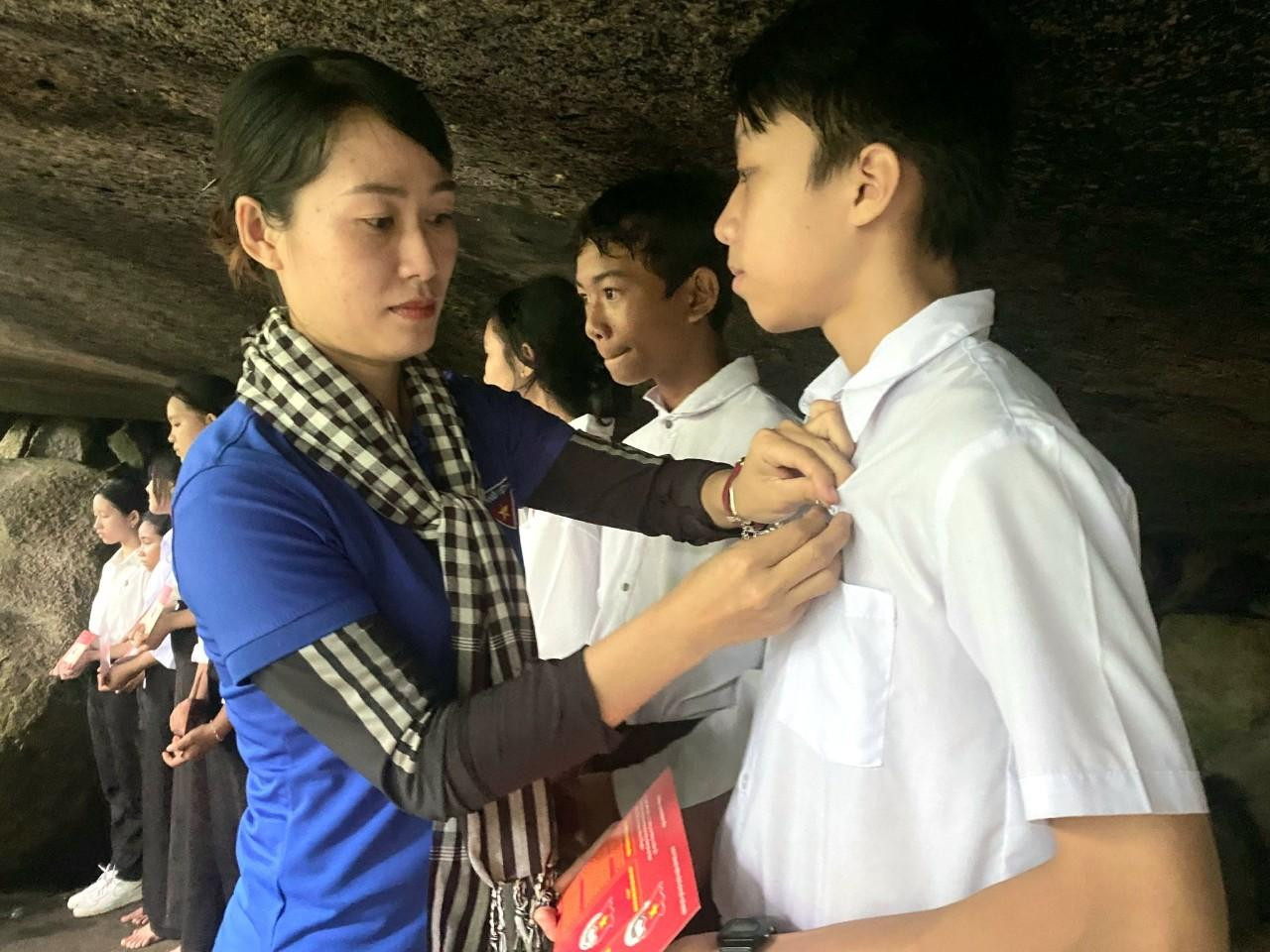 Chị Phan Thị Trinh, Phó bí thư Tỉnh Đoàn gắn huy hiệu cho đoàn viên mới