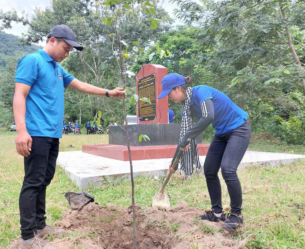 Đoàn thanh niên trồng cây tại Di tích lịch sử Quốc gia Khu căn cứ kháng chiến tỉnh Đắk Lắk
