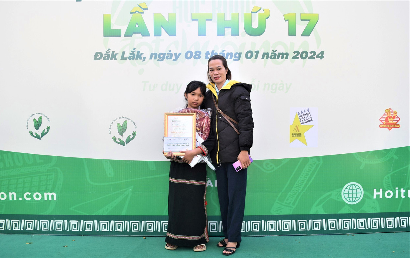 Nữ sinh người dân tộc thiểu số được nhận học bổng Nữ sinh người dân tộc thiểu số được nhận học bổng