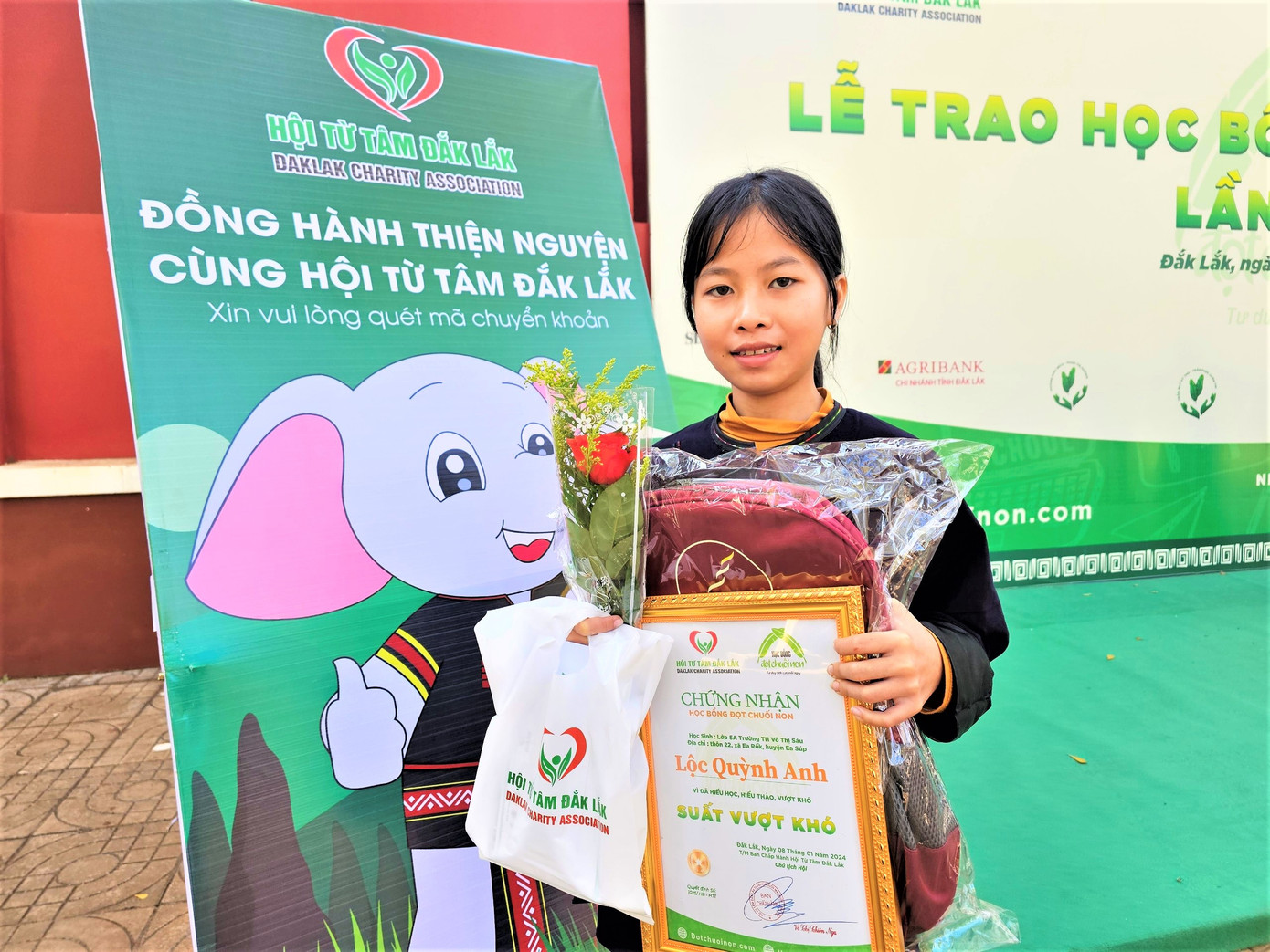 Nữ sinh người Nùng nhiều năm đạt danh hiệu học sinh giỏi Nữ sinh người Nùng nhiều năm đạt danh hiệu học sinh giỏi