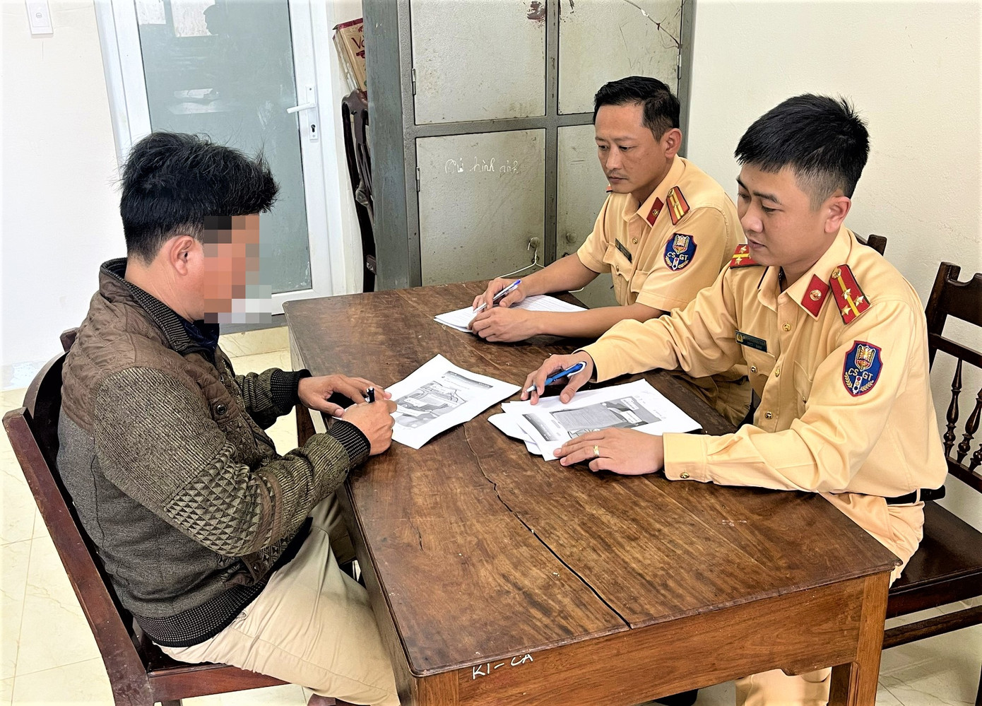 Công an làm việc với những người liên quan Công an làm việc với những người liên quan