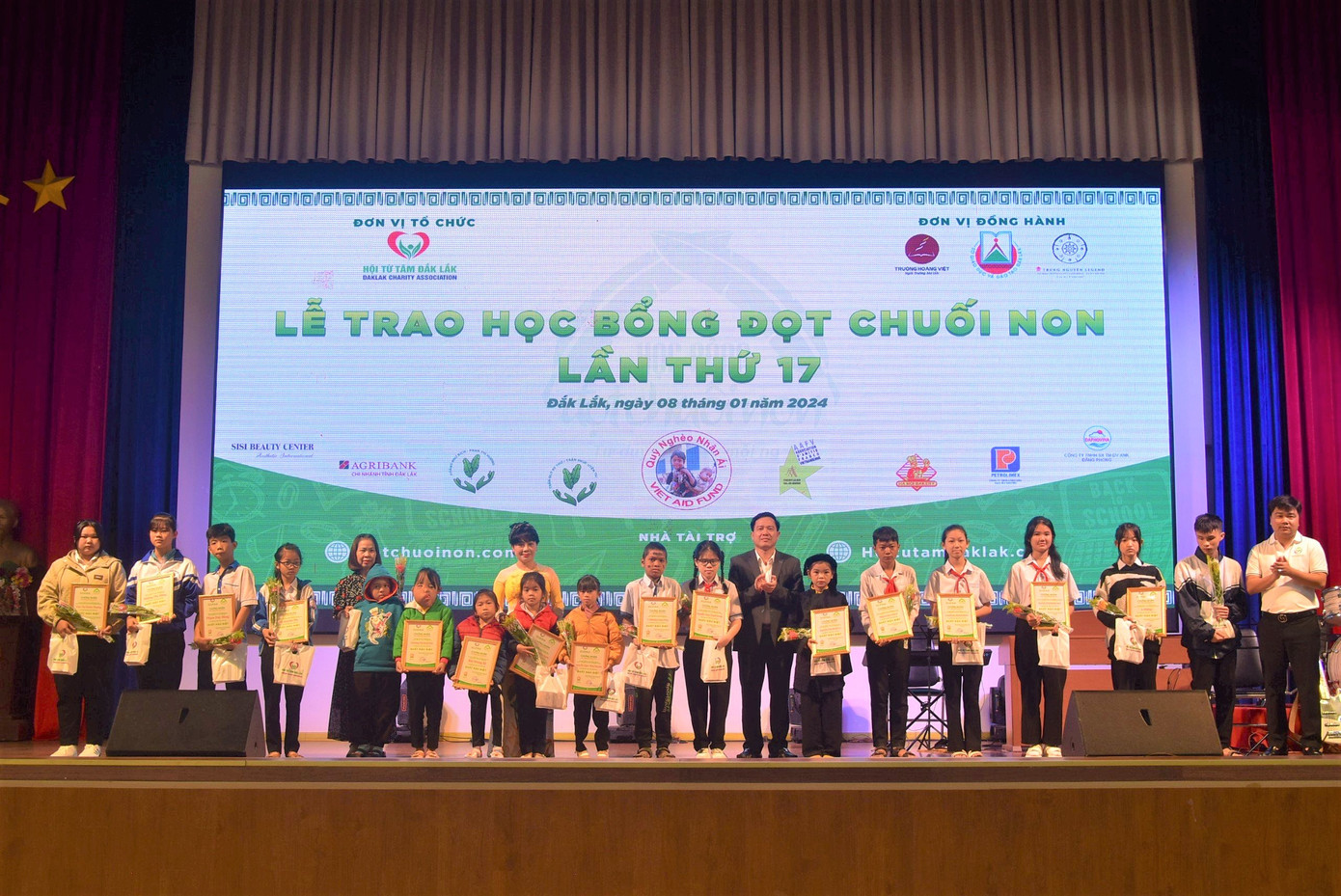 Các em học sinh được nhận học bổng Các em học sinh được nhận học bổng