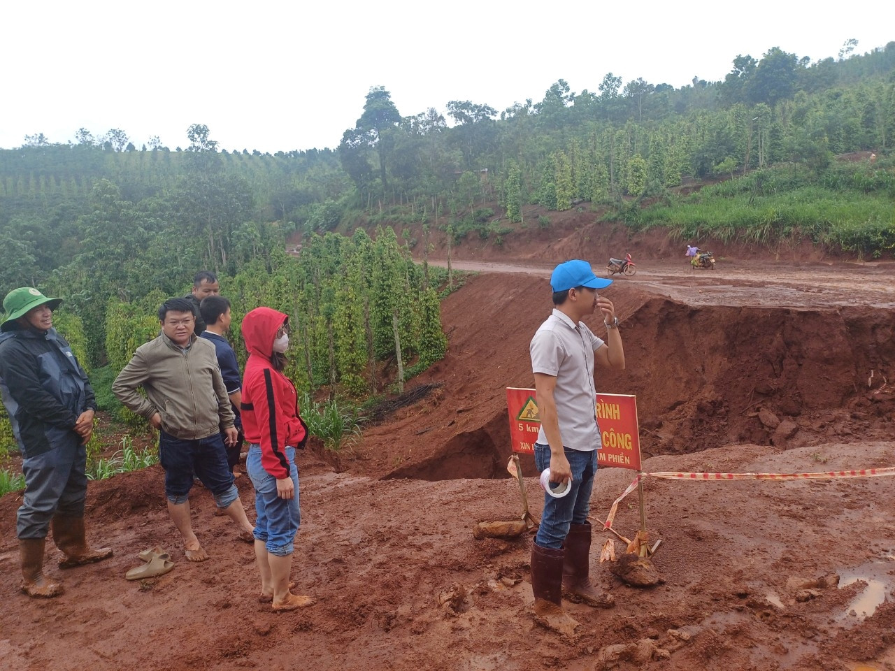 Cơ quan chức năng đang tìm hướng khắc phục vị trí sạt lở.
