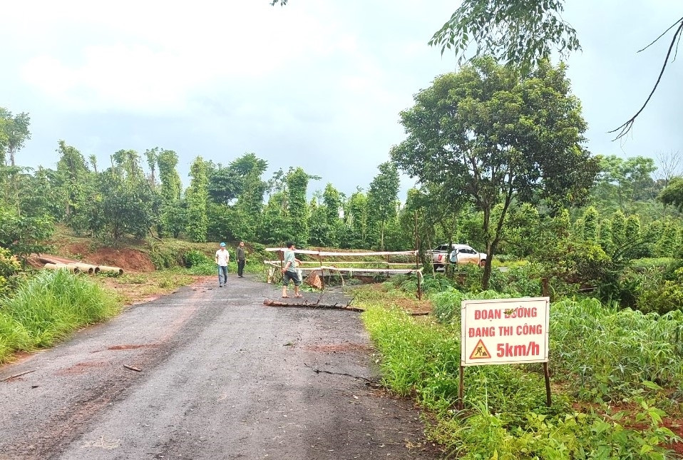 Điểm sạt lở xuất hiện trên đoạn đường đang thi công.