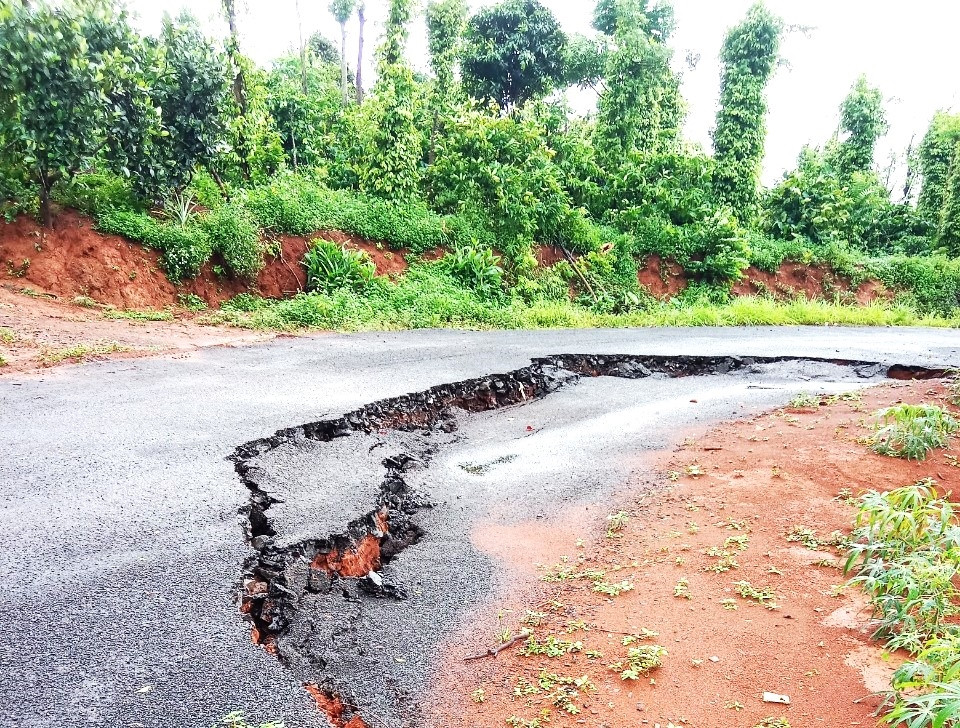 Bề mặt đường sụt lún do bị sạt lở.