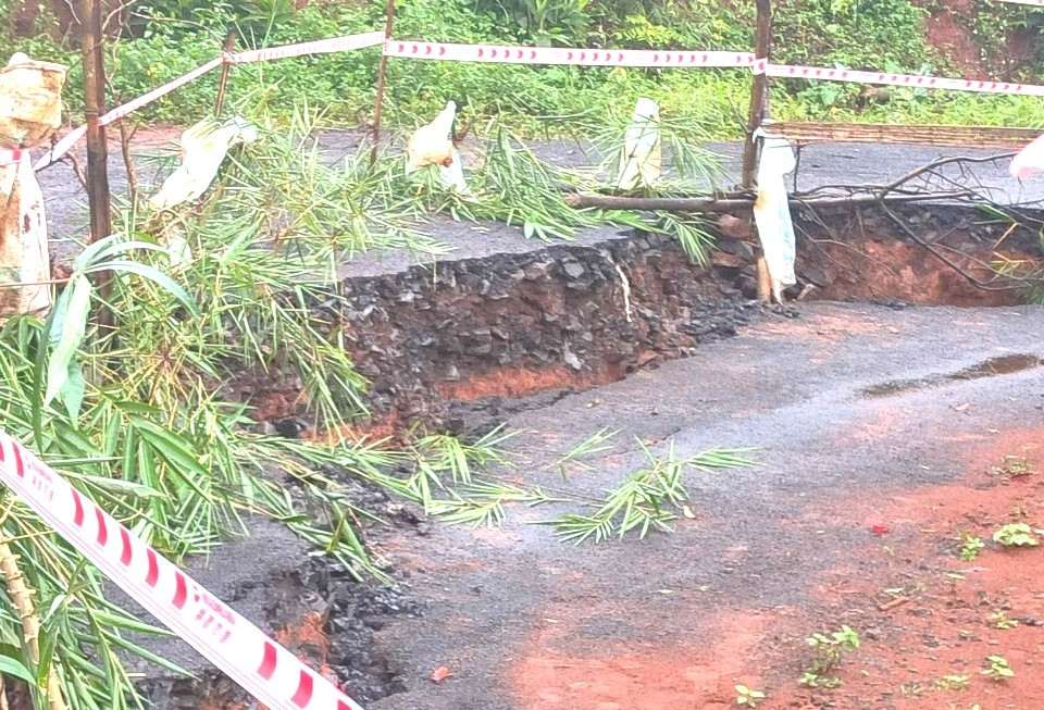 Có nơi mặt đường bị sụt lún khá sâu.