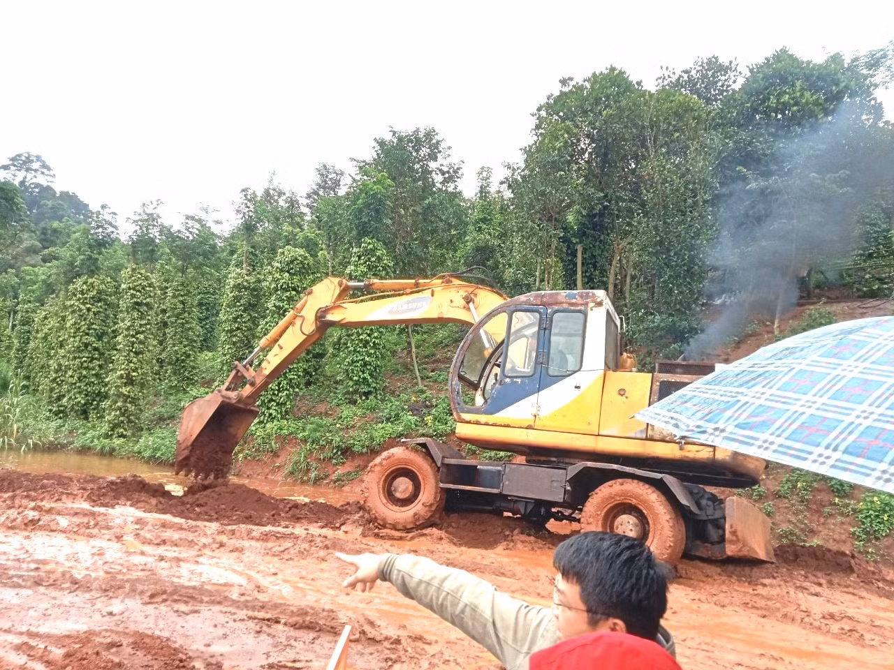 Gần 10 ngày nay, trên địa bàn Đắk Nông xuất hiện nhiều điểm sạt lở. Gần 10 ngày nay, trên địa bàn Đắk Nông xuất hiện nhiều điểm sạt lở.