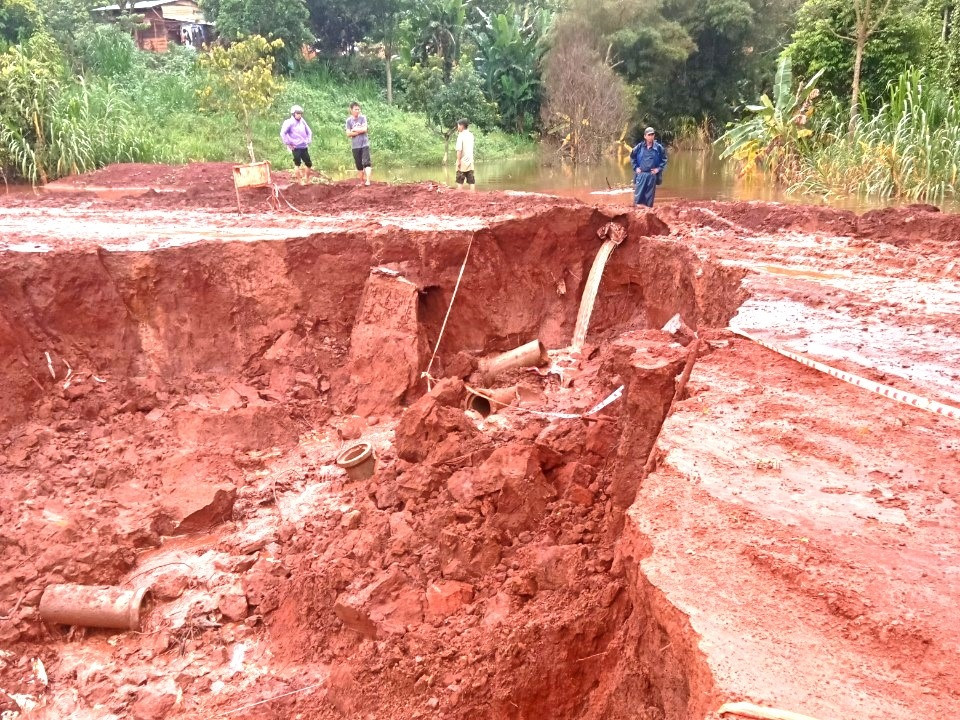 Điểm sạt lở xé toạc một tuyến đường đang thi công ở Đắk Nông.