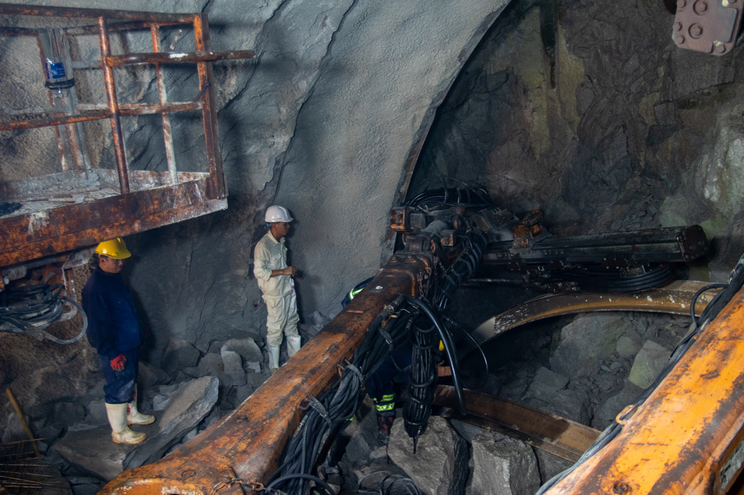 Đội khoan hầm tập trung cao độ trong lúc làm việc.