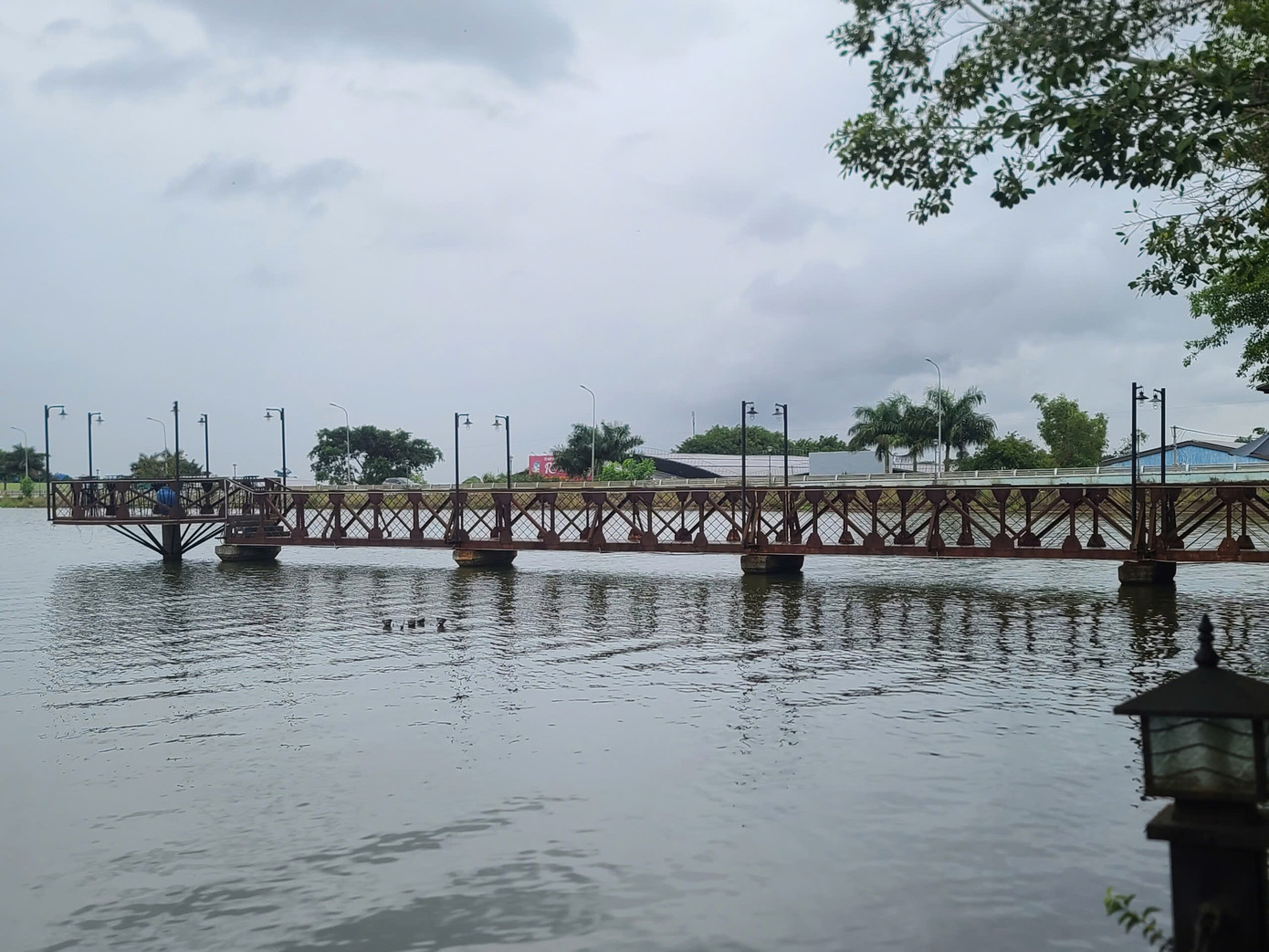 Hạng mục cầu sắt nối ra mặt hồ.