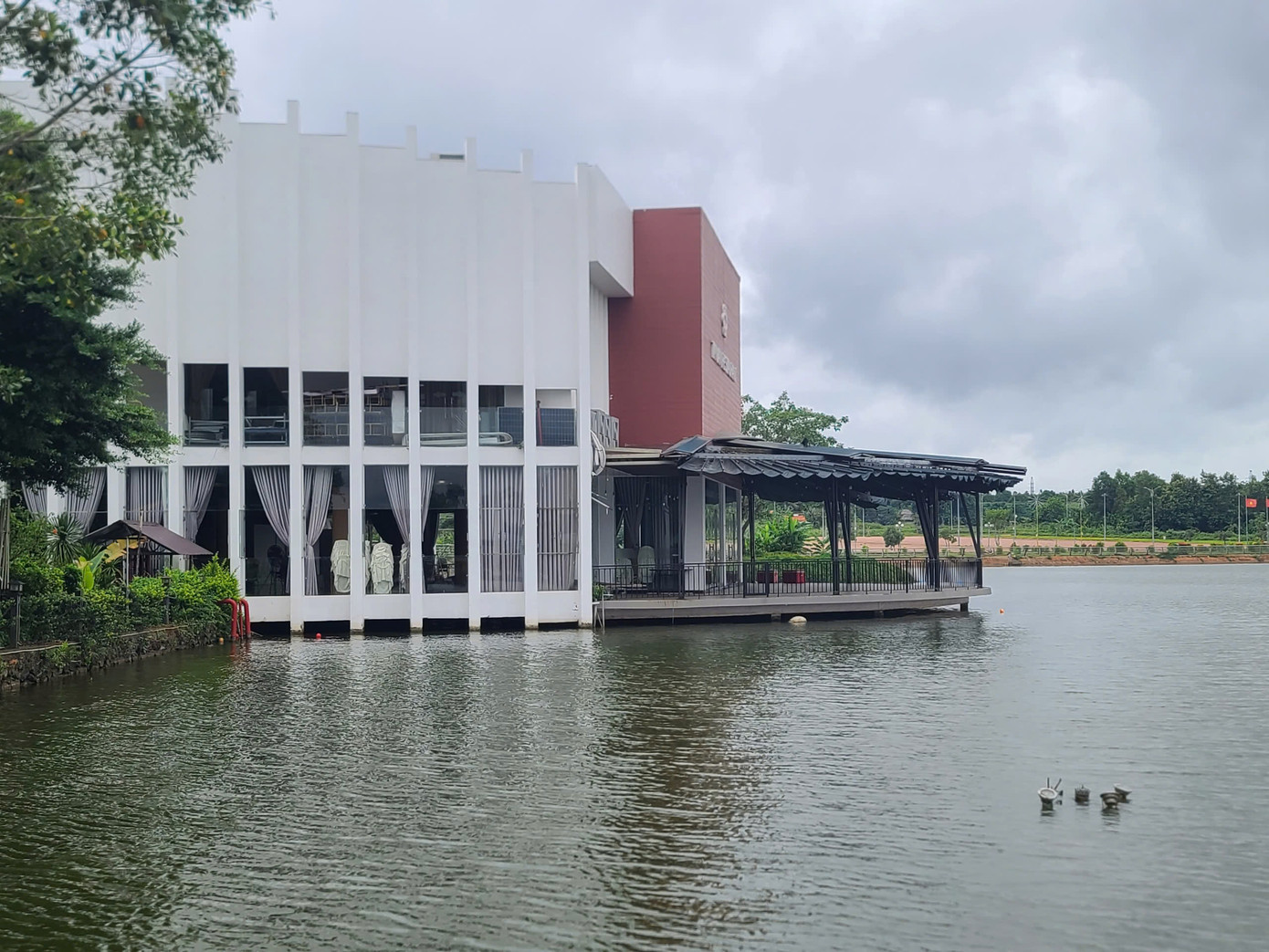 Công trình quán cà phê, nhà hàng có view mặt hồ.