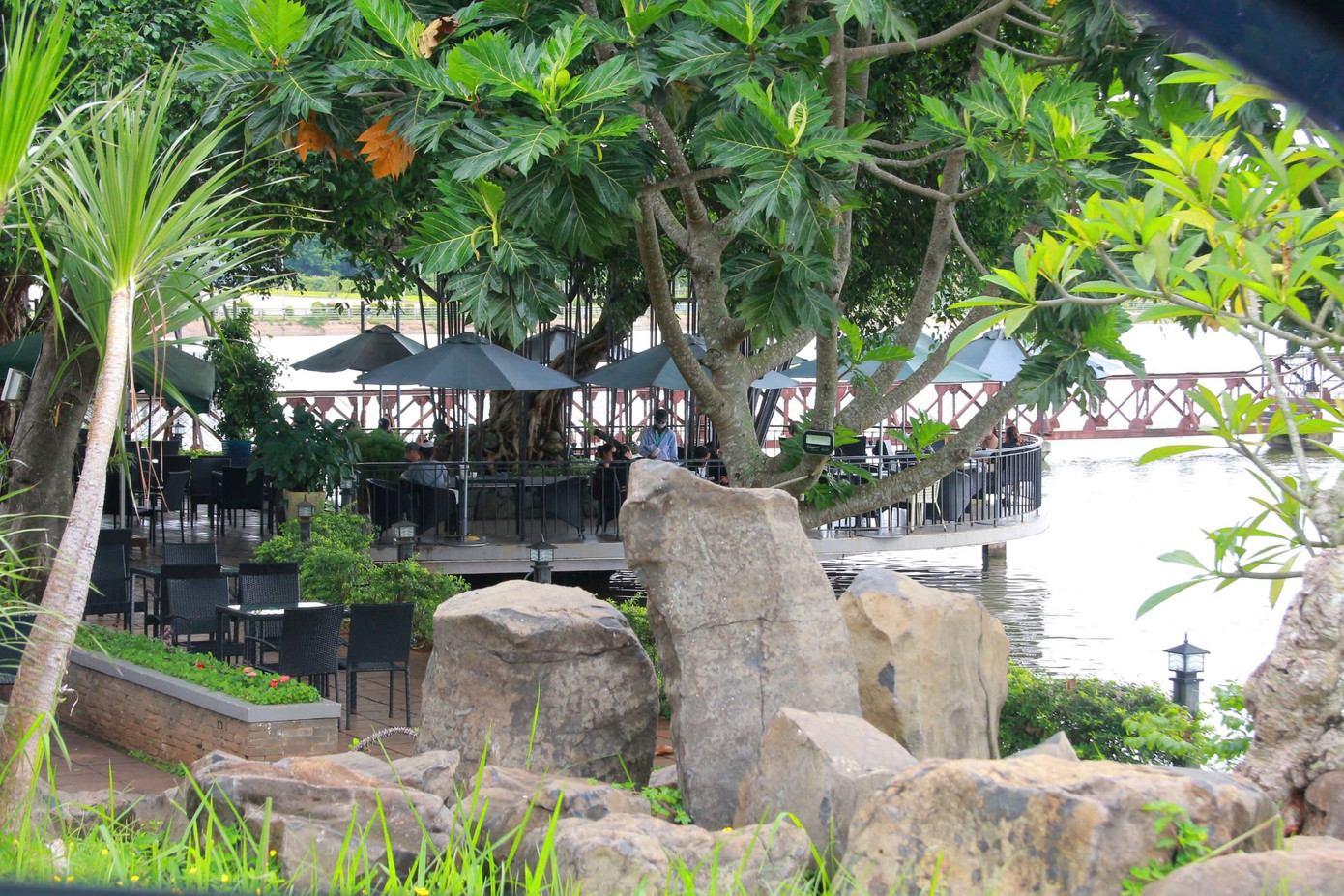 Với vị trí đắc địa, công trình nhà hàng, quán cà phê Tân An thu hút rất đông du khách.