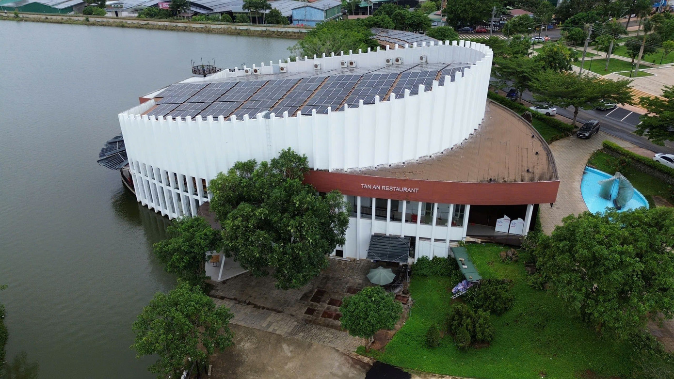 Khu vực cho thuê, cấp quyền sử dụng đất không đúng quy định đã được xây dựng công trình bề thế.