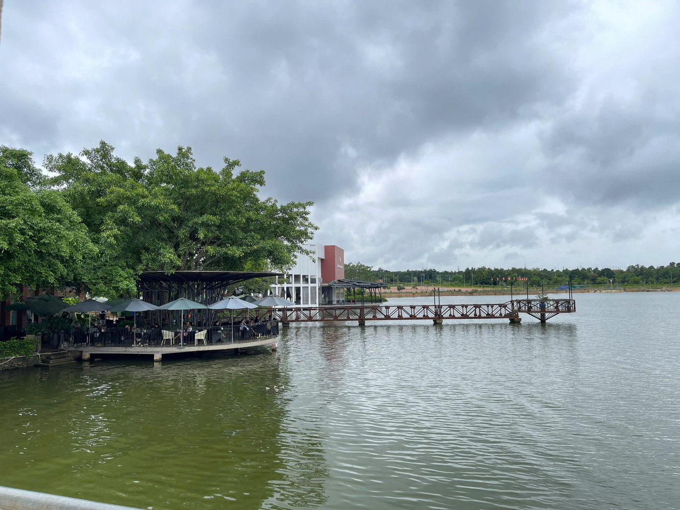 Khu vực đất cho thuê hiện đã xây nhiều hạng mục kiên cố, trên mặt hồ.