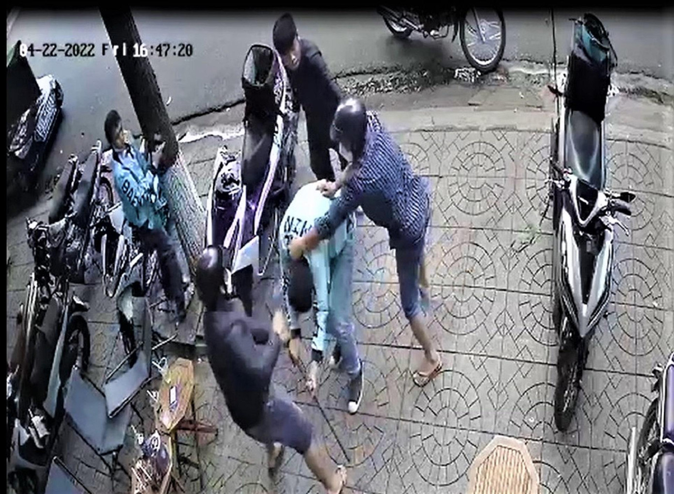 Nam thanh niên bị hai đối tượng tấn công. Ảnh cắt từ clip