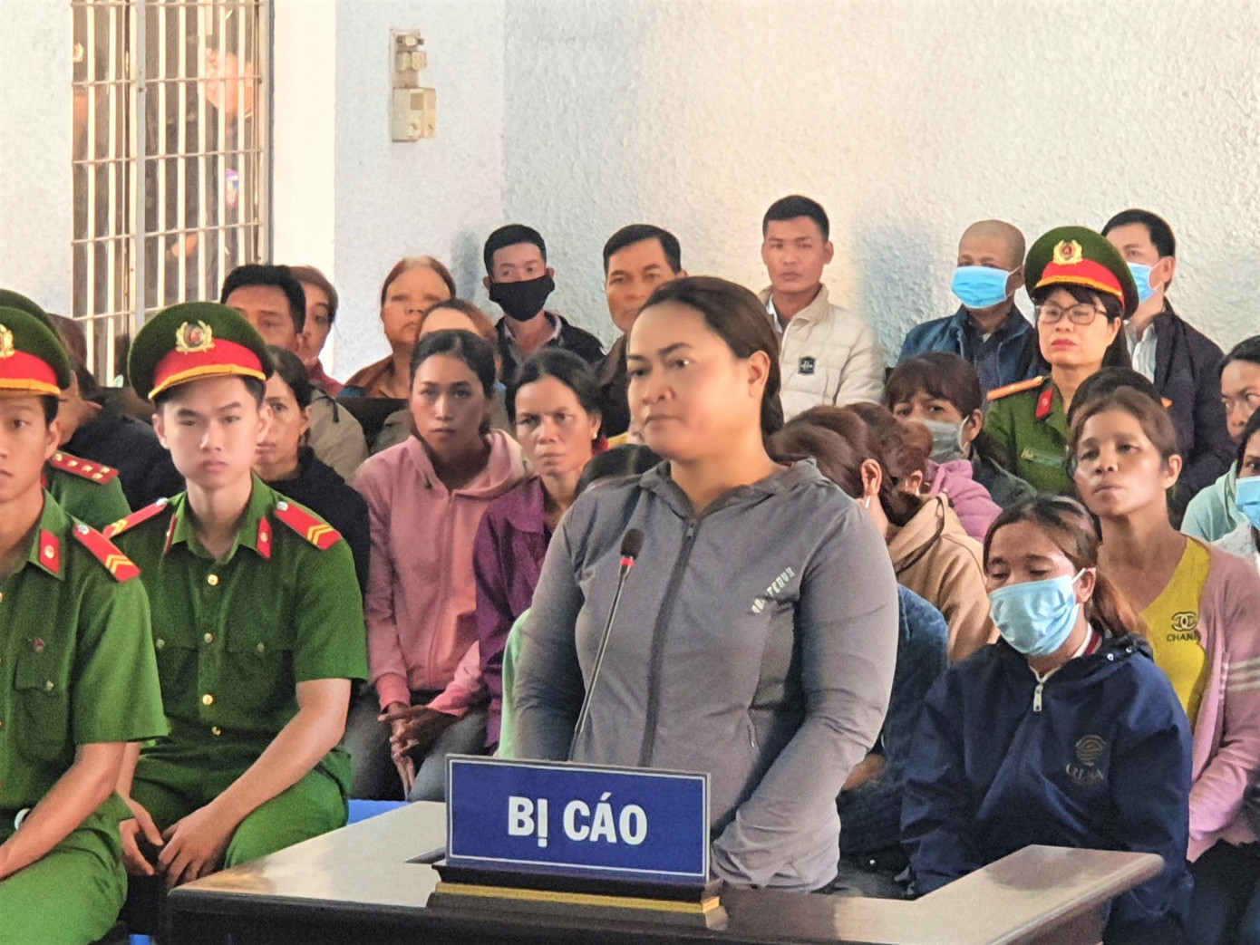 Bị cáo H’BLuên Kriêng trước mục khai báo Bị cáo H’BLuên Kriêng trước mục khai báo