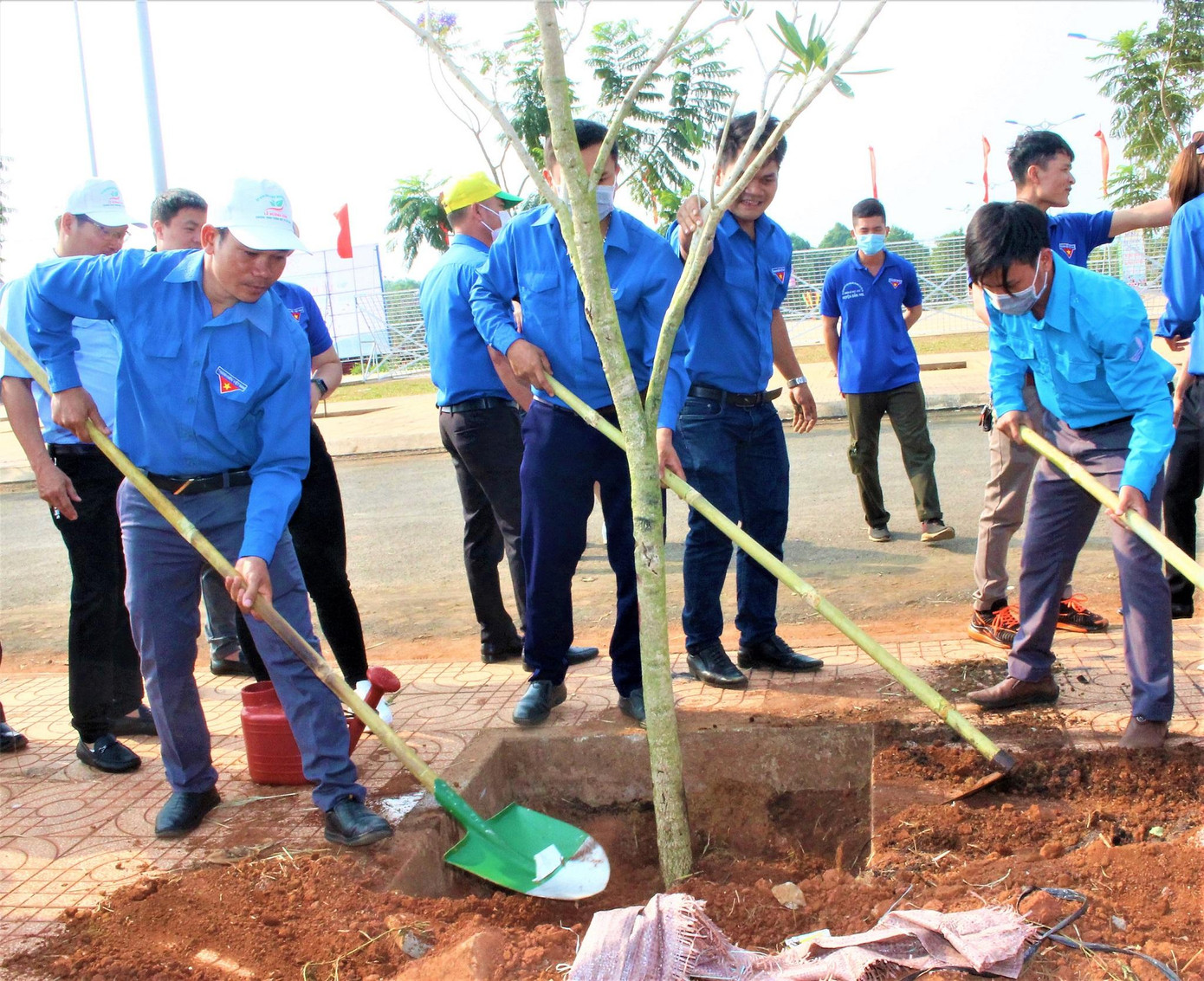 Anh Y Thoa (ngoài bên trái)- Bí thư Huyện Đoàn Đắk Mil, cùng đoàn thanh niên trồng cây xanh Anh Y Thoa (ngoài bên trái)- Bí thư Huyện Đoàn Đắk Mil, cùng đoàn thanh niên trồng cây xanh