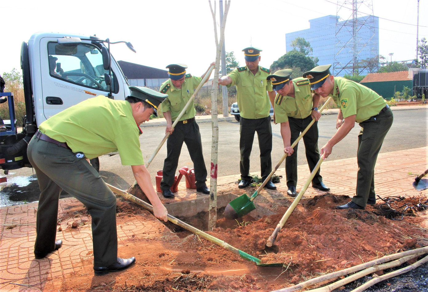 Cán bộ kiểm lâm huyện Đắk Mil tham gia trồng cây Cán bộ kiểm lâm huyện Đắk Mil tham gia trồng cây