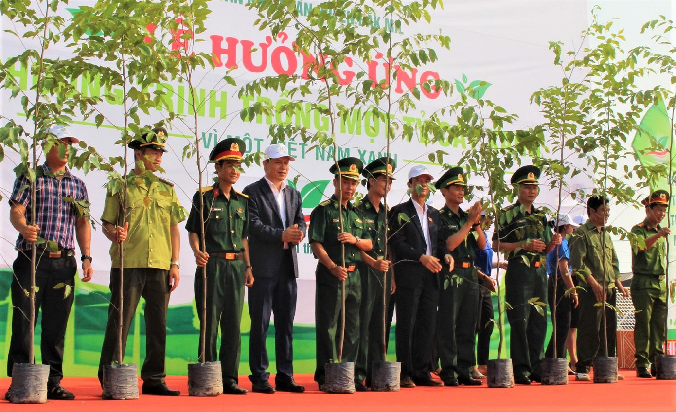 Đại diện các đơn vị trên địa bàn huyện Đắk Mil nhận cây xanh trong lễ phát động Đại diện các đơn vị trên địa bàn huyện Đắk Mil nhận cây xanh trong lễ phát động