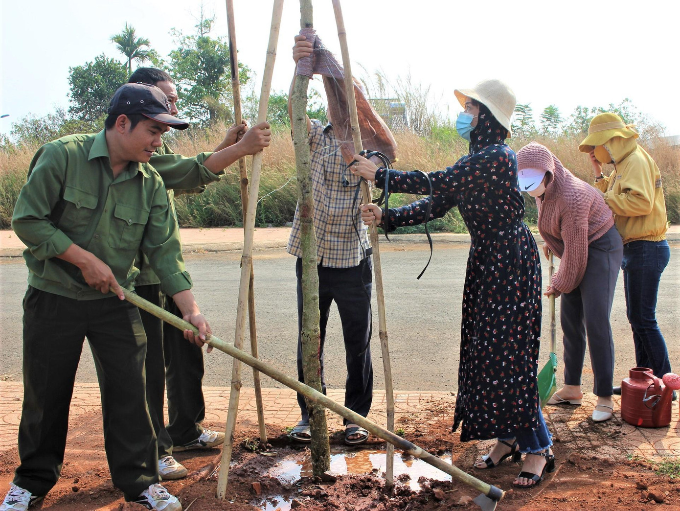 Cán bộ, nhân dân huyện Đắk Mil hưởng ứng lễ trồng cây xanh Cán bộ, nhân dân huyện Đắk Mil hưởng ứng lễ trồng cây xanh