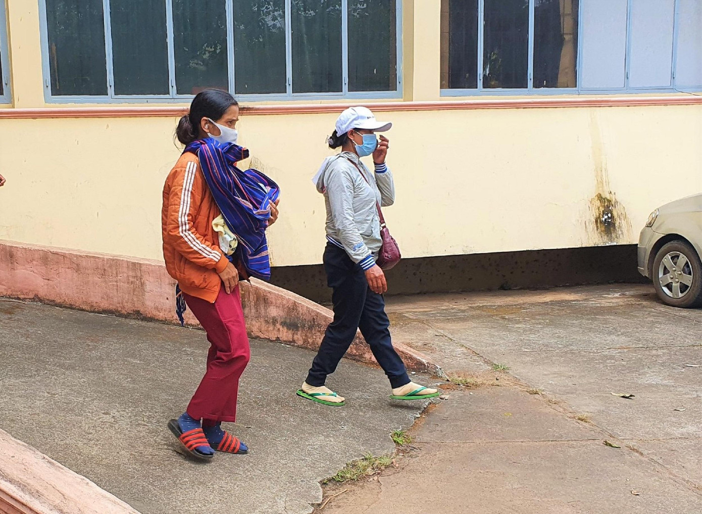 Một bị cáo mới sinh con đến tòa Một bị cáo mới sinh con đến tòa