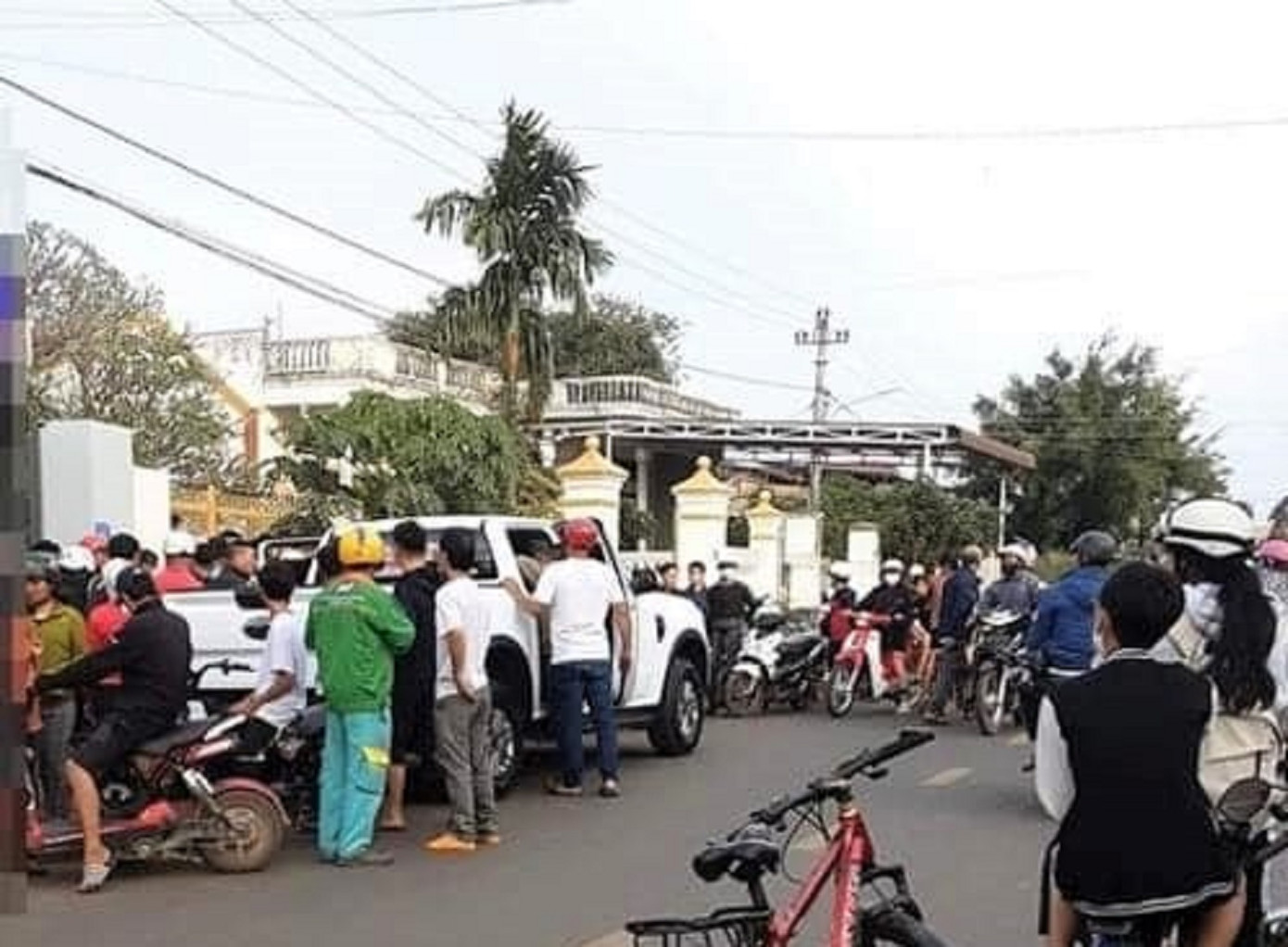 Rất đông người dân đến hiện trường nơi xảy ra vụ nổ Rất đông người dân đến hiện trường nơi xảy ra vụ nổ