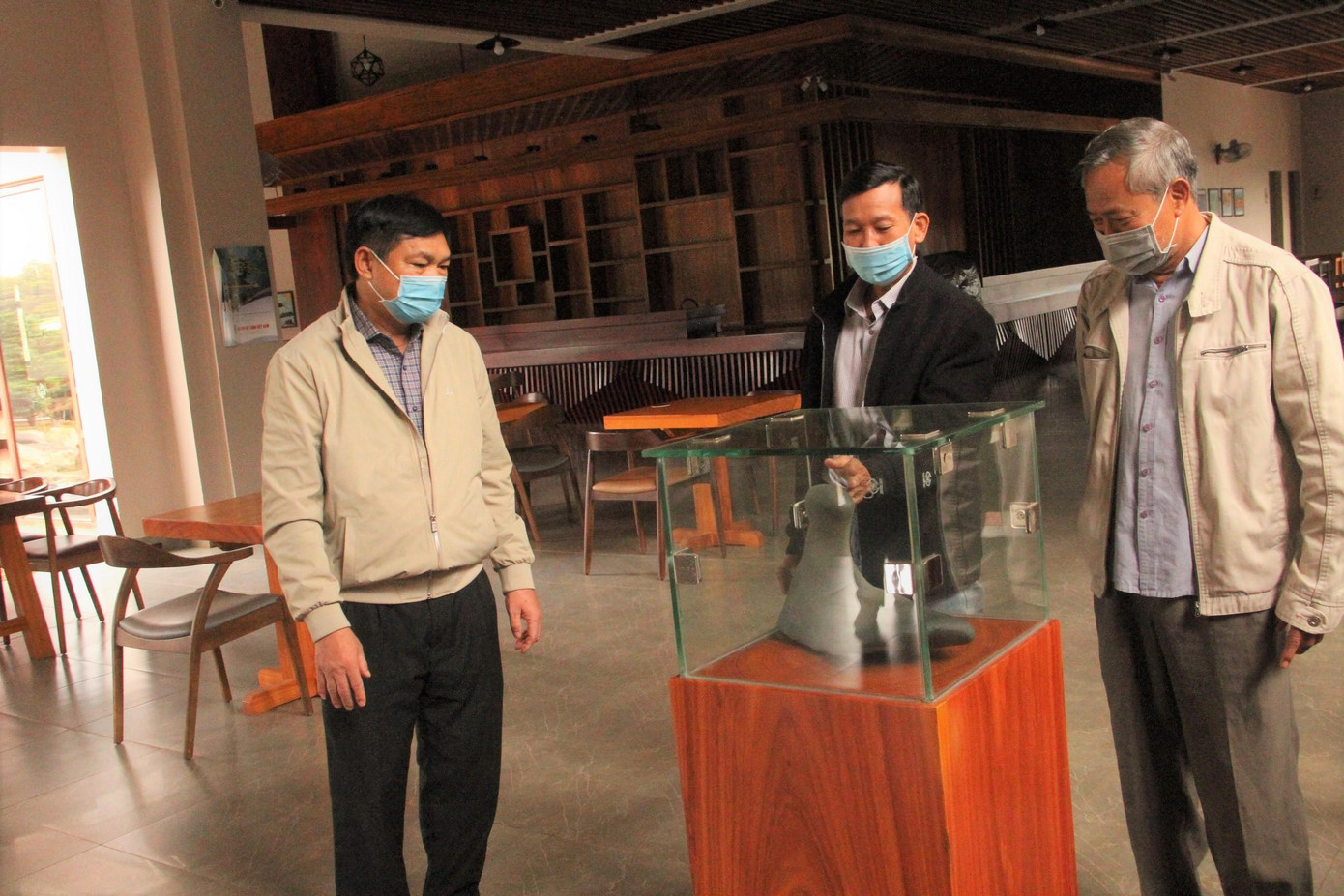 Viên đá giống bàn chân người lớn được trưng bày Viên đá giống bàn chân người lớn được trưng bày