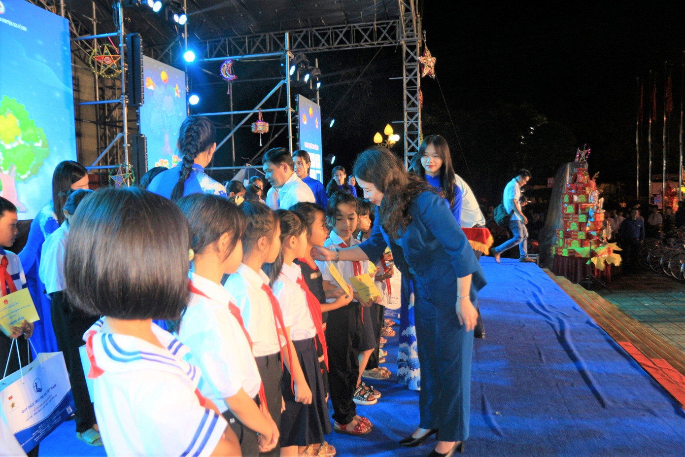 Phó Chủ tịch nước Võ Thị Ánh Xuân đã thăm hỏi, động viên các em thiếu nhi Phó Chủ tịch nước Võ Thị Ánh Xuân đã thăm hỏi, động viên các em thiếu nhi