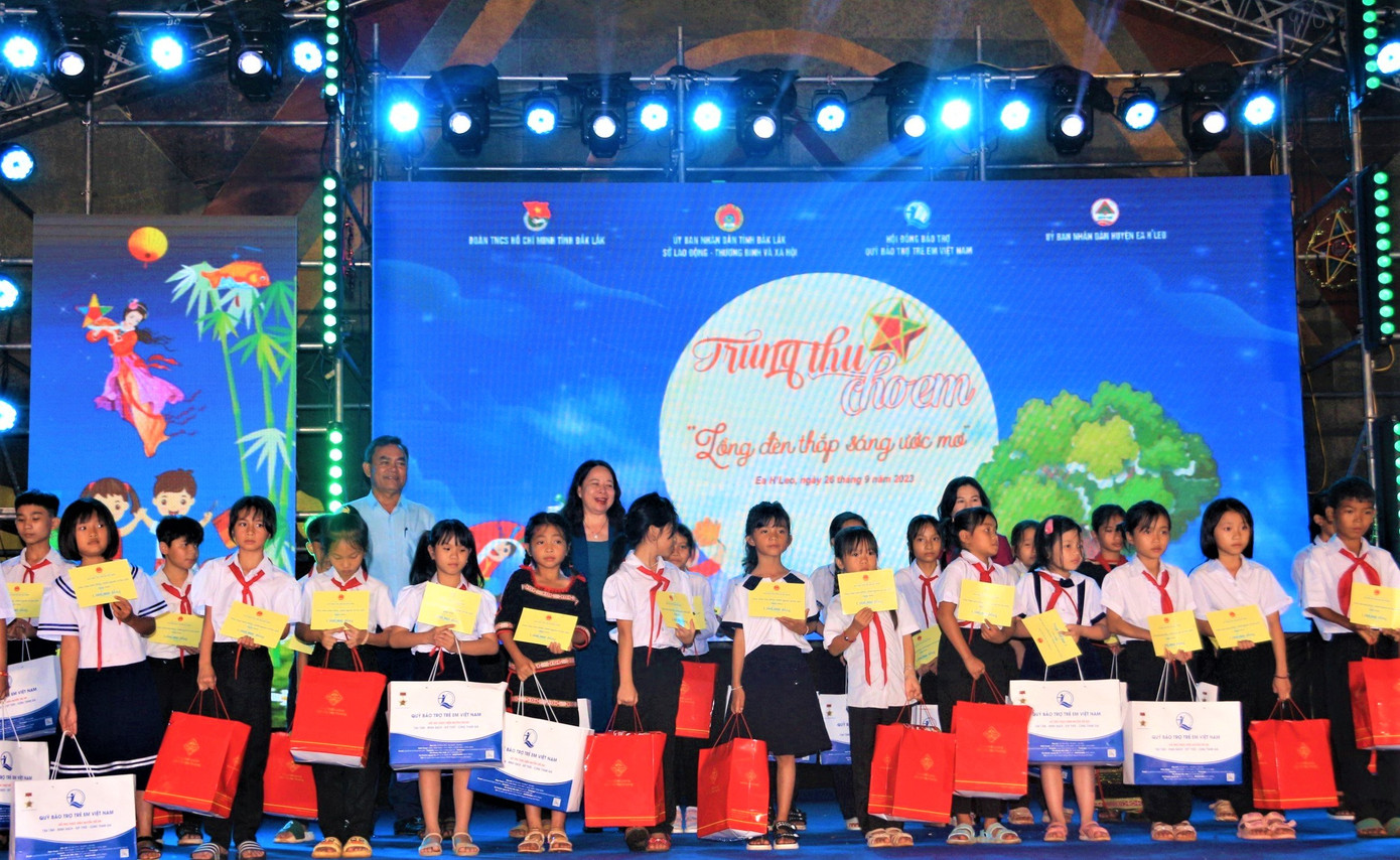 Các em thiếu nhi được đón Tết Trung thu ấm áp Các em thiếu nhi được đón Tết Trung thu ấm áp